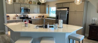 Sunny Village of Hawkins 3BR/3BA Getaway with Lanai, Pool Access