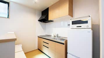 Villa | Private kitchen | Full-sized fridge, microwave, cookware/dishes/utensils