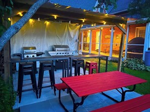 Outdoor dining - Luxury Riverfront Home, Moon River Retreat with Hot tub in Campbellford (Campbellford)