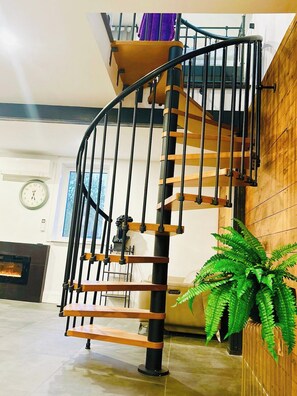 Interior - Luxury Riverfront Home, Moon River Retreat with Hot tub in Campbellford (Campbellford)