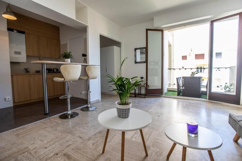 Ein modernes Interieur mit Küche, Essbereich und einem Balkon mit Blick.