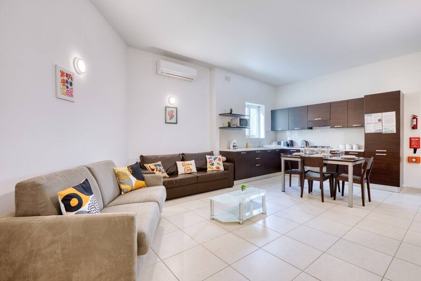 Um apartamento moderno com sala de estar, cozinha e área de jantar.