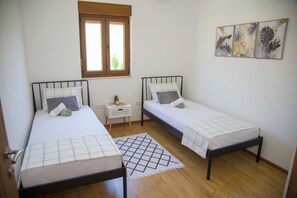 Een strijkplank/strijkijzer, gratis wifi, beddengoed