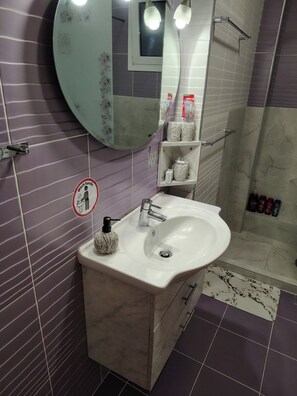 Bathroom - Athanasiou Apartment with Sea & Mountain
Vie (Leptokarya)
