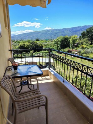 Outdoor dining - Athanasiou Apartment with Sea & Mountain
Vie (Leptokarya)