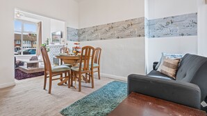 Un salon moderne comprenant un coin repas, un canapé et une cheminée.