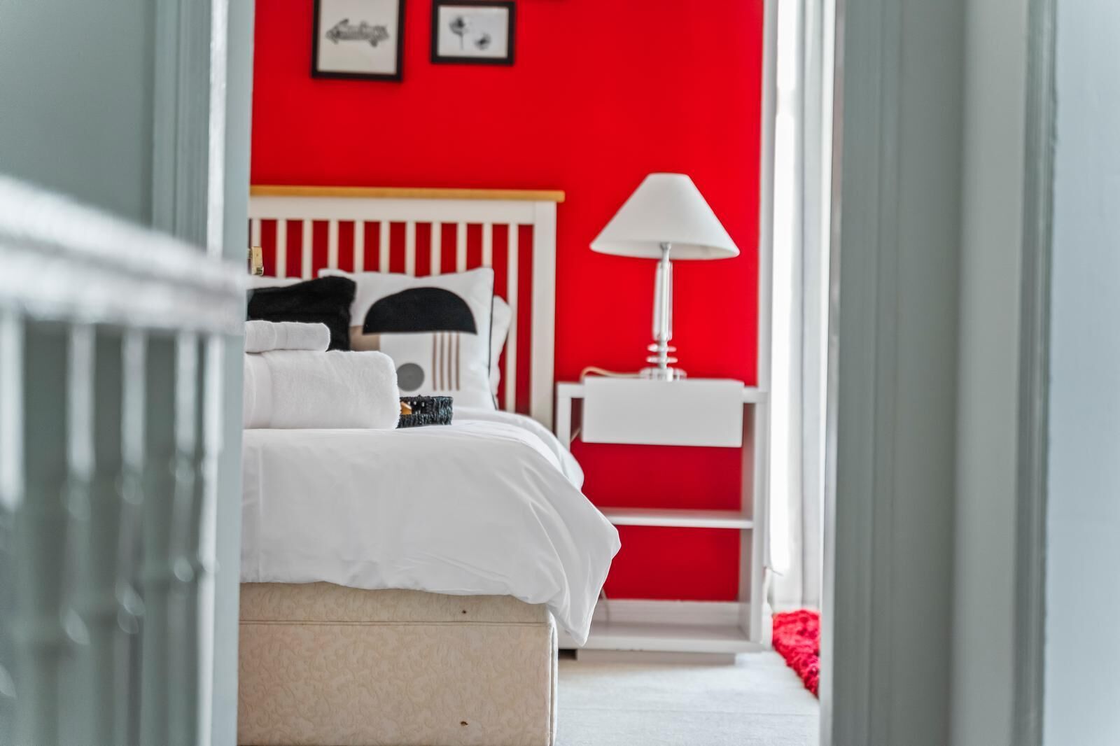 Travel crib, free WiFi, bed sheets