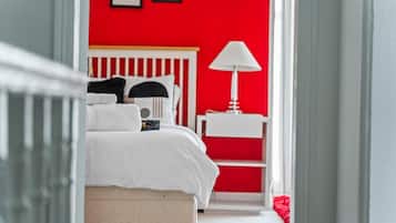 Travel crib, free WiFi, bed sheets