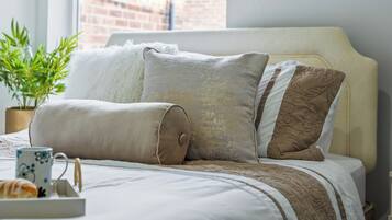 Travel cot, free WiFi, bed sheets