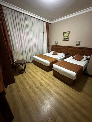 Comfort-Doppel- oder -Zweibettzimmer, Stadtblick | Schreibtisch, laptopgeeigneter Arbeitsplatz, kostenloses WLAN