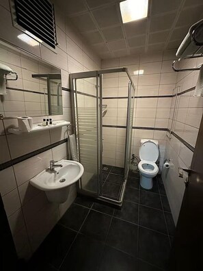 Comfort-Doppel- oder -Zweibettzimmer, Stadtblick | Badezimmer | Handtücher, Seife, Shampoo, Toilettenpapier