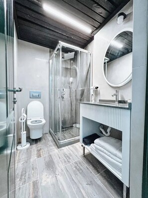 Standard-Dreibettzimmer, Meerblick | Badezimmer | Dusche, Haartrockner, Hausschuhe, Handtücher