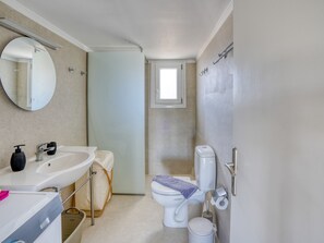 Buồng tắm vòi sen, máy sấy tóc, khăn tắm 