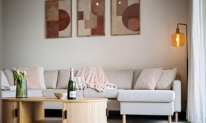 Ein Wohnzimmer mit einer Couch, einem Couchtisch und einem Wandbild.