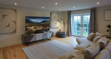 Luxury Farmhouse with Tennis, Hot Tub & Games Room