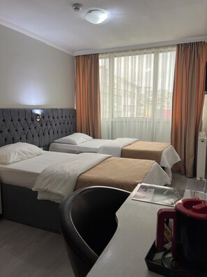 Habitació amb dos llits individuals estàndard, vistes a la ciutat | Escriptori i wifi gratuïta 