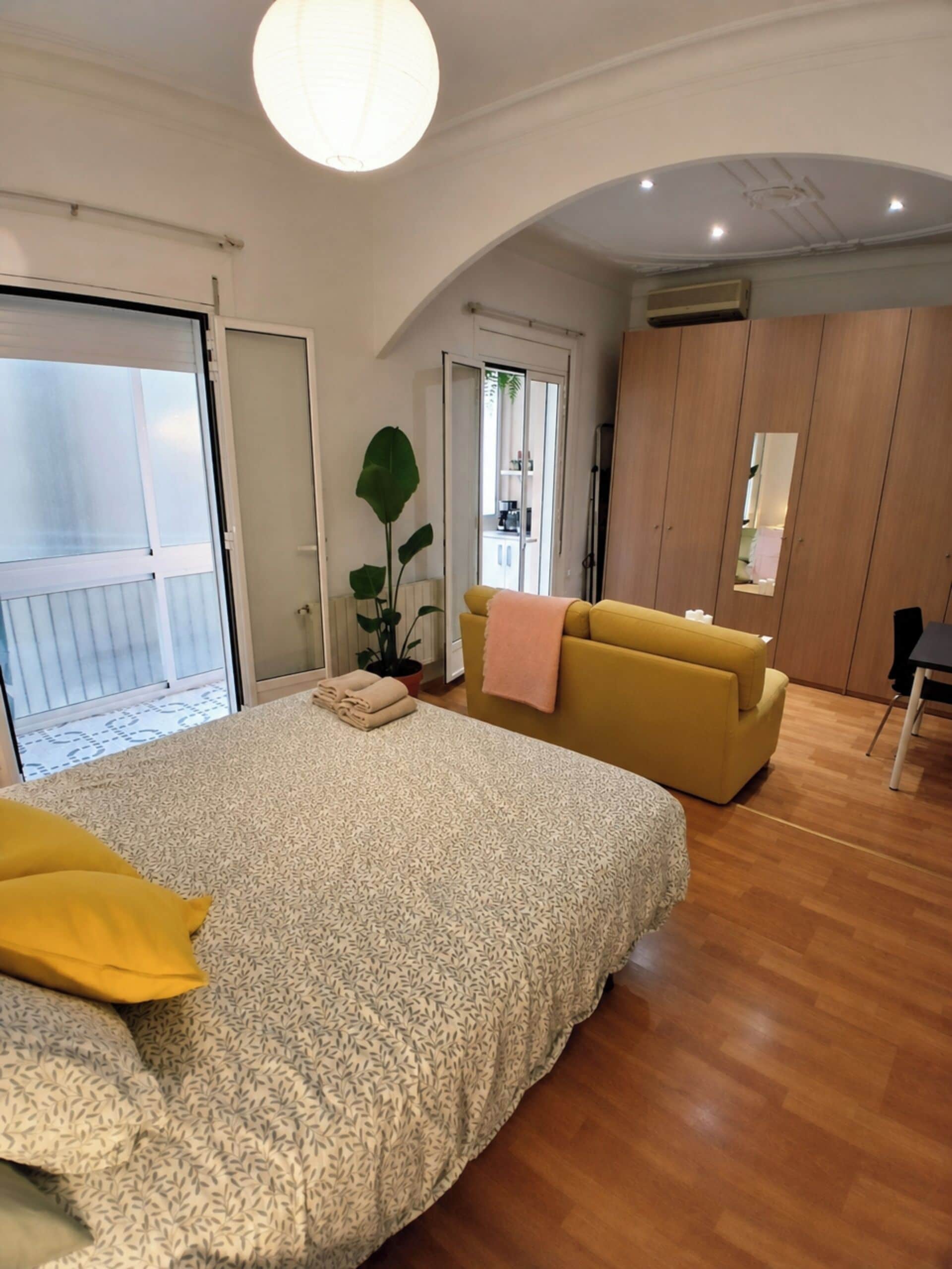 1 dormitorio, tabla de planchar con plancha, wifi y ropa de cama