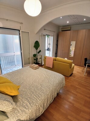 Room - Spacious Room near Plaza España with Private Bath & A/C (Barcelona)