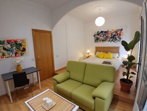 Room - Spacious Room near Plaza España with Private Bath & A/C (Barcelona)
