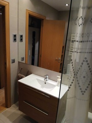 Bathroom - Spacious Room near Plaza España with Private Bath & A/C (Barcelona)