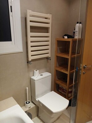 Bathroom - Spacious Room near Plaza España with Private Bath & A/C (Barcelona)