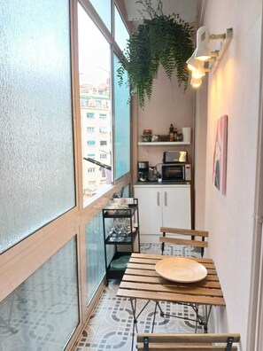 Dining - Spacious Room near Plaza España with Private Bath & A/C (Barcelona)