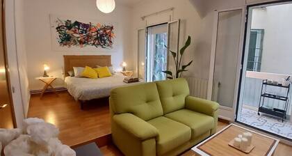 Spacious Room near Plaza España with Private Bath & A/C