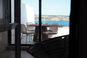 Dining - Experience a brand-new seafront duplex penthouse in Ghadira Bay, featuring 2 bedrooms, 2 bathrooms, a fully equipped kitchen and two spacious terraces, both offering beautiful sea views just steps from the beach. (Il-Mellieħa)