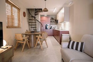 Smart TV - Experience a brand-new seafront duplex penthouse in Ghadira Bay, featuring 2 bedrooms, 2 bathrooms, a fully equipped kitchen and two spacious terraces, both offering beautiful sea views just steps from the beach. (Il-Mellieħa)