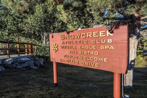 Property grounds - Private Garage & Laundry, Views of Mammoth Rock, Welcomes Pets (Mammoth Lakes)