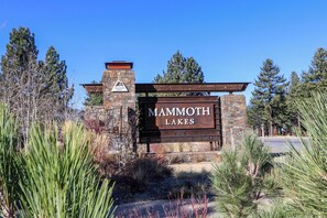 Point of interest - Private Garage & Laundry, Views of Mammoth Rock, Welcomes Pets (Mammoth Lakes)