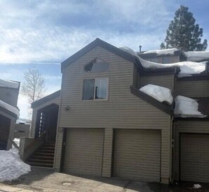 Exterior - Private Garage & Laundry, Views of Mammoth Rock, Welcomes Pets (Mammoth Lakes)