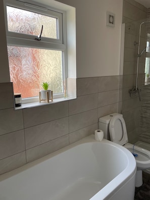 Shower, deep soaking tub, towels - House Sleeps 6 With Parking (Clacton-on-Sea)