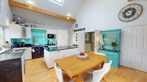 Fridge, microwave, oven, stovetop - Designed for relaxed stays by the sea, Heathersett combines elegance with space (Instow)