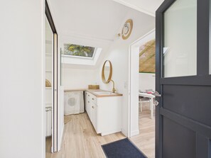 A modern bathroom with a skylight, a round mirror, and a white vanity. - 650 m from the beach, charming house for 4 people (Dinard)