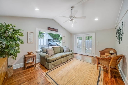 Huntington Village 4BR Walkable Sleeps 8