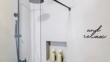 Chuveiro, secador de cabelo, toalhas de banho