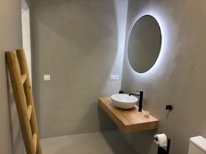 Douche, sèche-cheveux, serviettes fournies