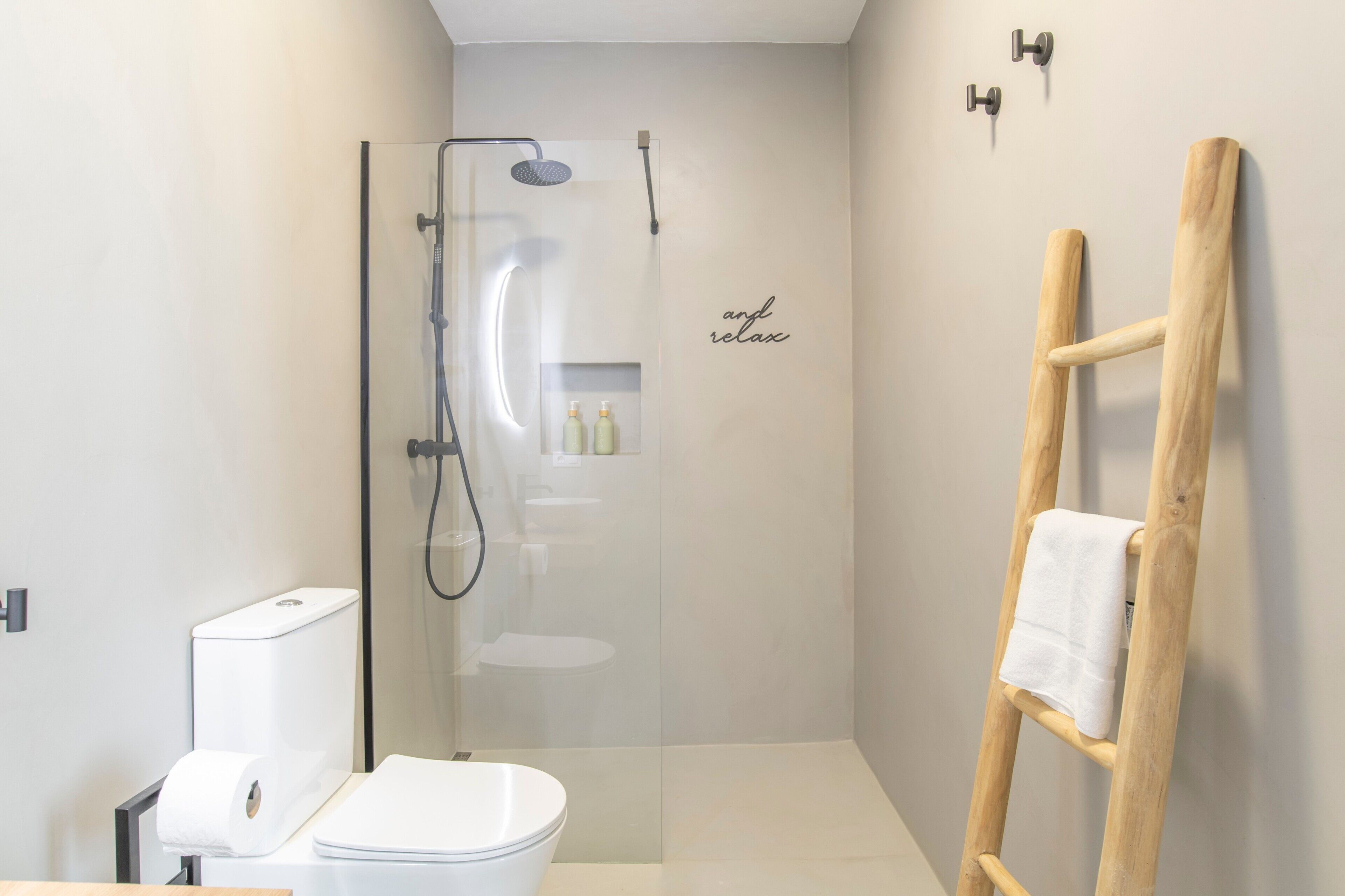 Een douche, een haardroger, handdoeken