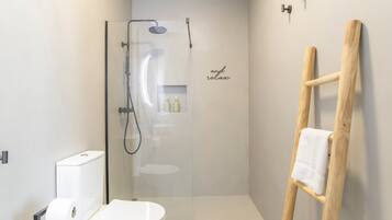Een douche, een haardroger, handdoeken