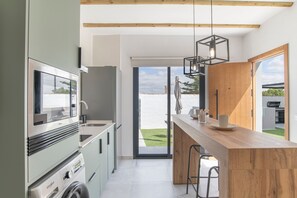 Kühlschrank, Mikrowelle, Herdplatte, Wasserkocher mit Kaffee-/Teezubehör