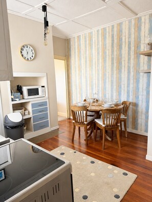 Dining - Farm Stay | Near Airport & Mystery Creek (Tamahere)