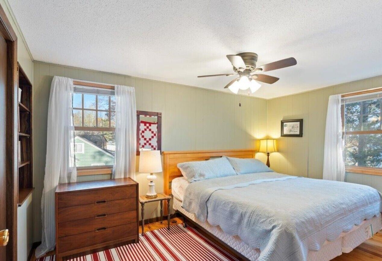 Classic Cabin, 3 Bedrooms, Lake View | Free WiFi