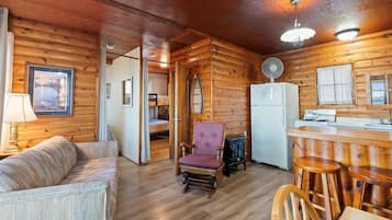 Cabin, 2 Bedrooms, Lake View | Living area