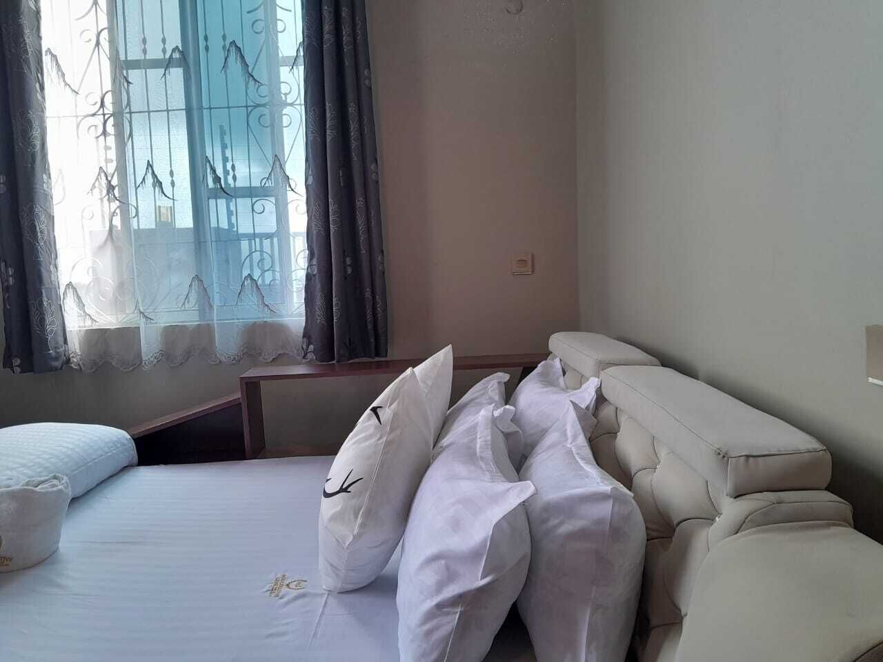 Executive Suite | Desk, laptop workspace, free WiFi