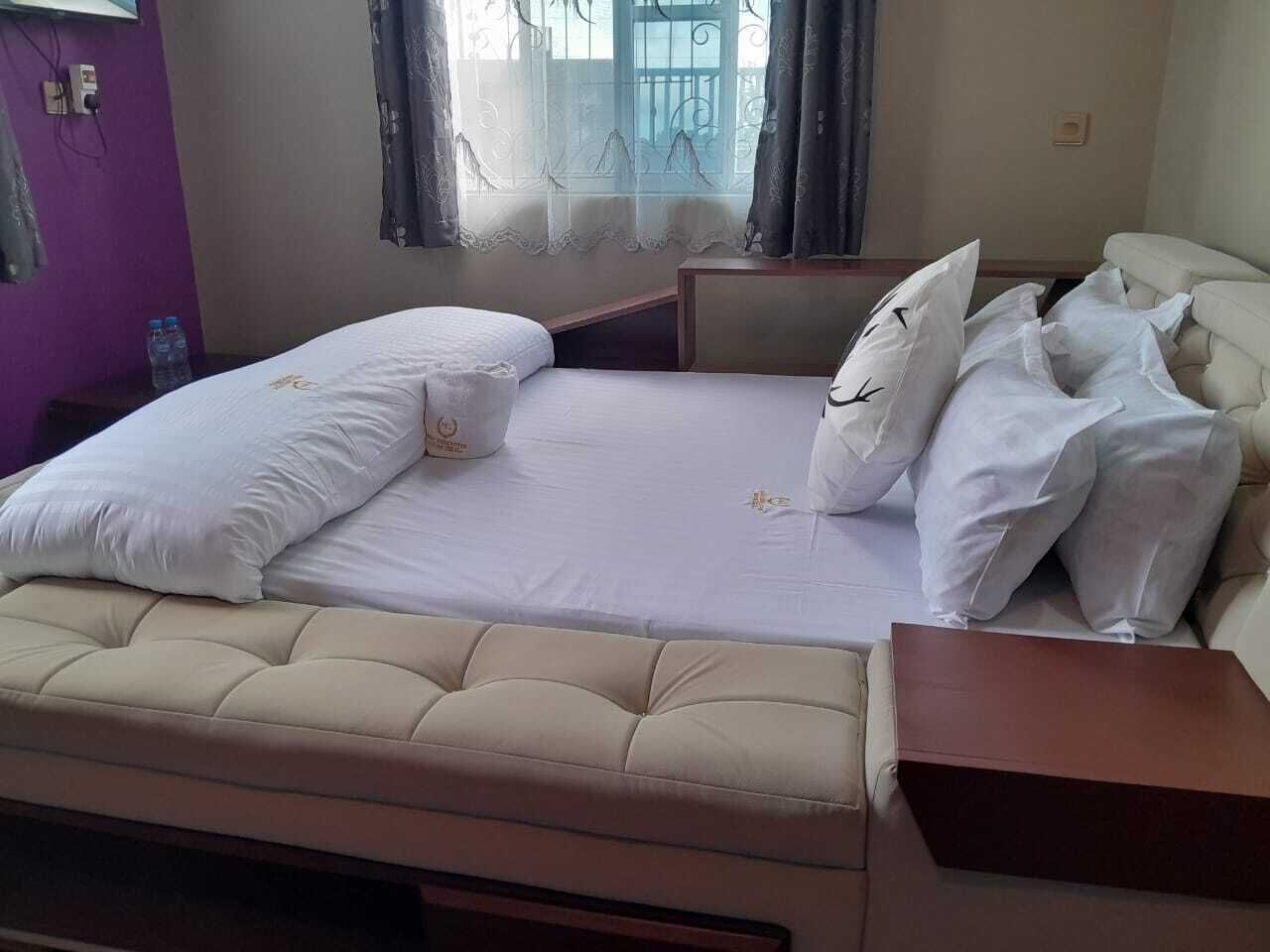 Executive Suite | Desk, laptop workspace, free WiFi