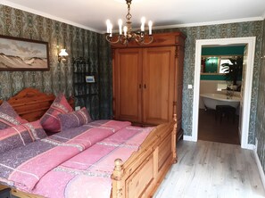 Iron/ironing board, WiFi, bed sheets