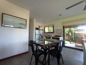 Apartment | Private kitchen | Fridge, microwave, stovetop, cookware/dishes/utensils - UNIDAD 4- Playa Bonita 100m playa (Mar Azul)