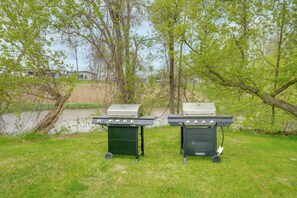 Apartment (2 Bedrooms) | Interior - Creekside Picnic Area! Stay Near Blue Water Bridge (Port Huron)