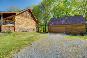 Interior - Cabin Rental Near South Holston Lake w/ Hot Tub (Bristol)